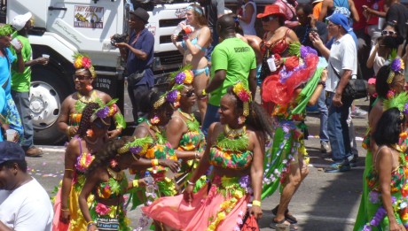 Bei dem Karneval in Trinidad wurden auch Kostüme zu einzelnen Ländern genäht.