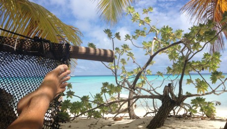 Gechillt in der Hängematte in Mopelia Französisch Polynesien