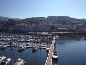 Blick aus dem Mast der hapa na sasa auf die Marina Baiona