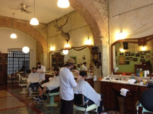 Konzentrierte Arbeit in Figaros Barber Shop in Lisboa