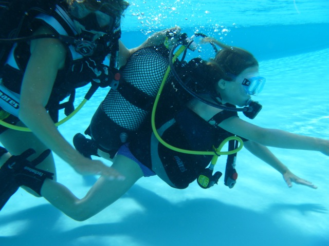 Louisa beim ersten Tauchgang im Pool mit Ester von Azul Diving