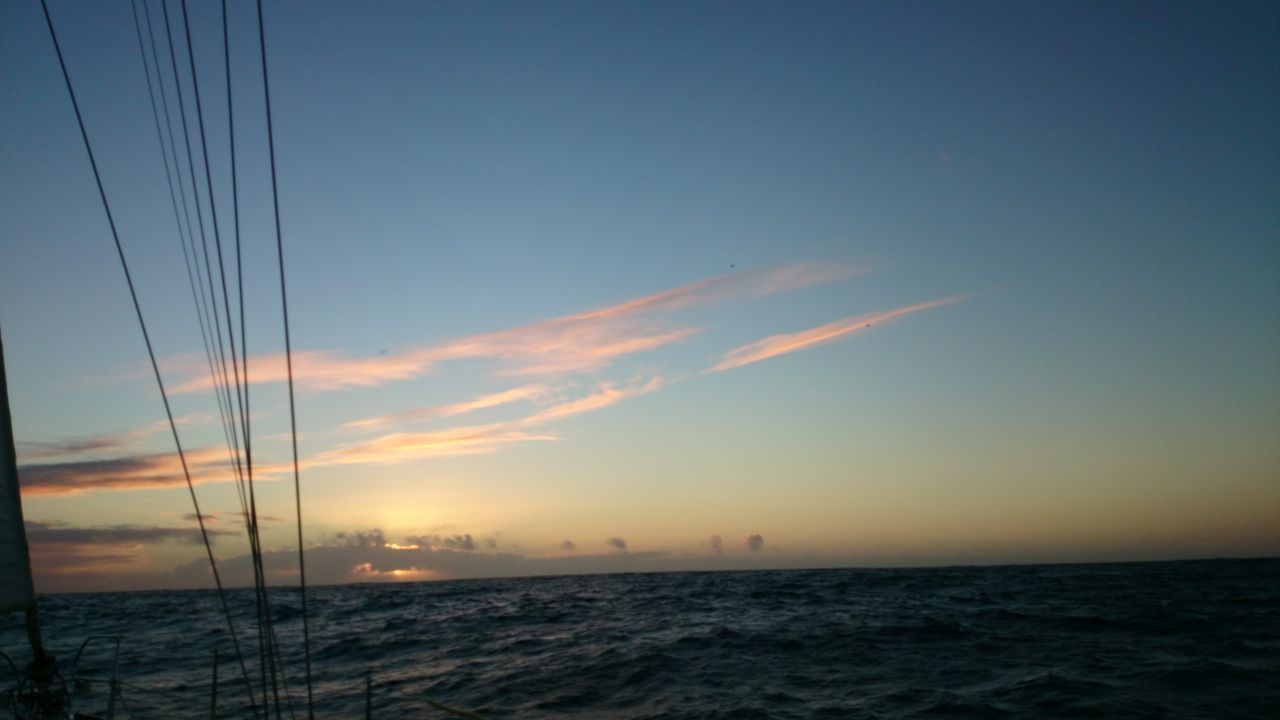 Einige wenige Wolken während des Sonnenunterganges bei der Atlantic Odyssey