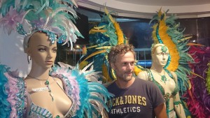 Karneval in Trinidad, eine grosse Auswahl von Kostümen steht bereit