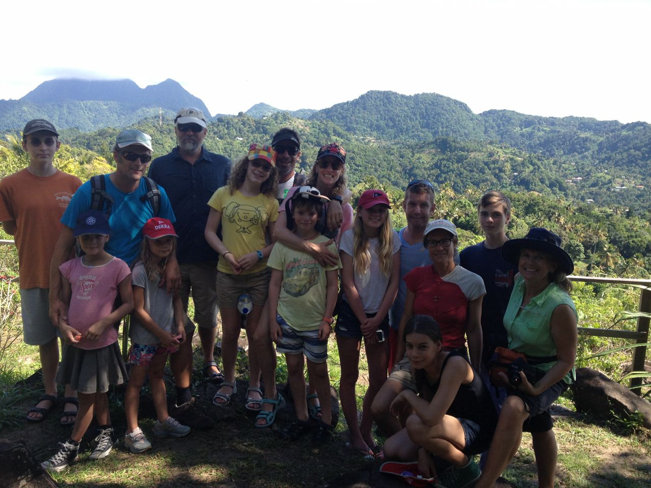 Die Crews der Miss Behaving, der Por Dos und der hapa na sasa bei einem Ausflug auf St. Lucia