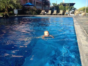Paula shwimmt im Pool der Marina in Chaguaramas Trinidad