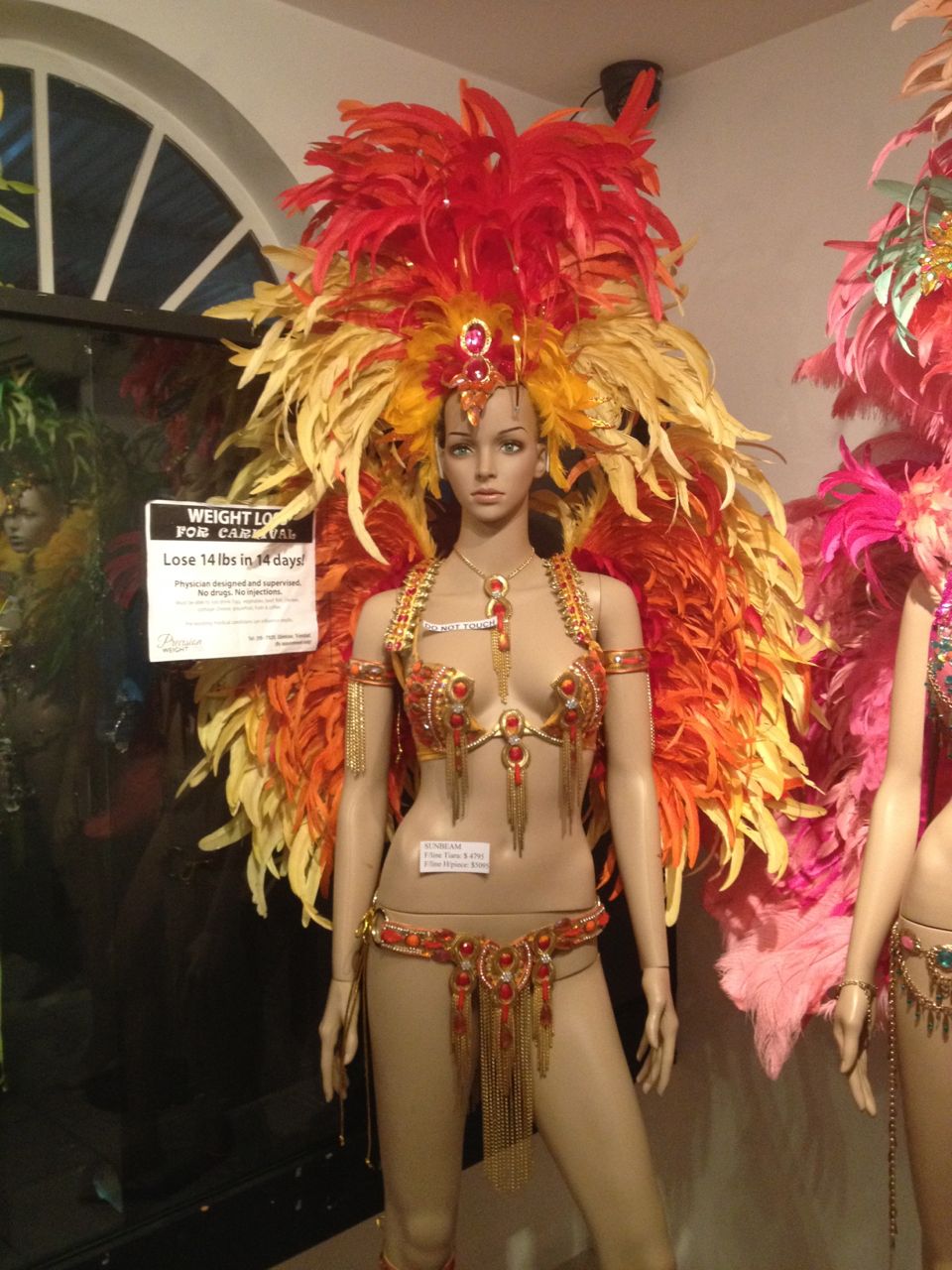 Leichte Bekleidung im Karneval in Trinidad oder sprechen wir eher von Körperschmuck
