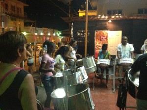 Teilnehmer einer kleinen Steel Pan Band bei einer Probe in Port of Spain Trinidad