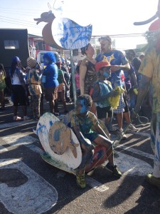 Kinderbuggy beim Dirty Maas beim Karneval in Trinidad