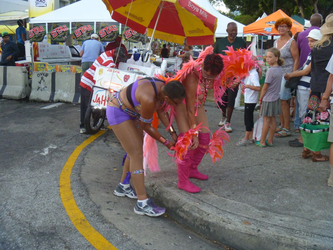 Anziehen des Kostüms vor dem offiziellen Beginn des Karnevals der Grande Parade in Trinidad