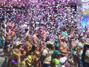 Gaaanz viel Konfetti flog bei der Grande Parade in Trinidad durch die Luft