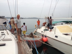Die hapa na sasa, fest an einer Boje auf dem Gatun See