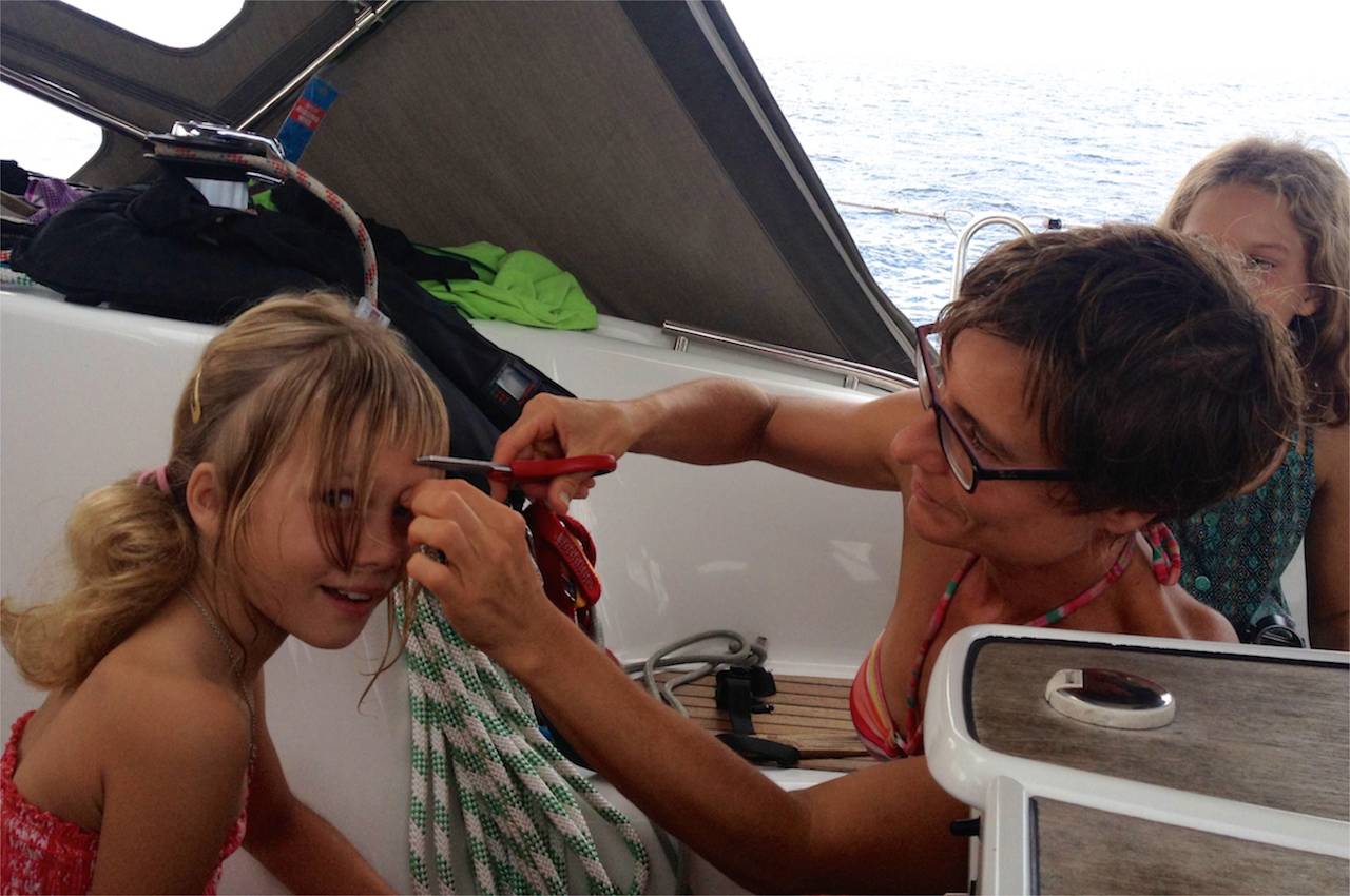 Paula beim Haareschneiden auf der hapa na sasa während der Überfahrt von Panama nach Galapagos