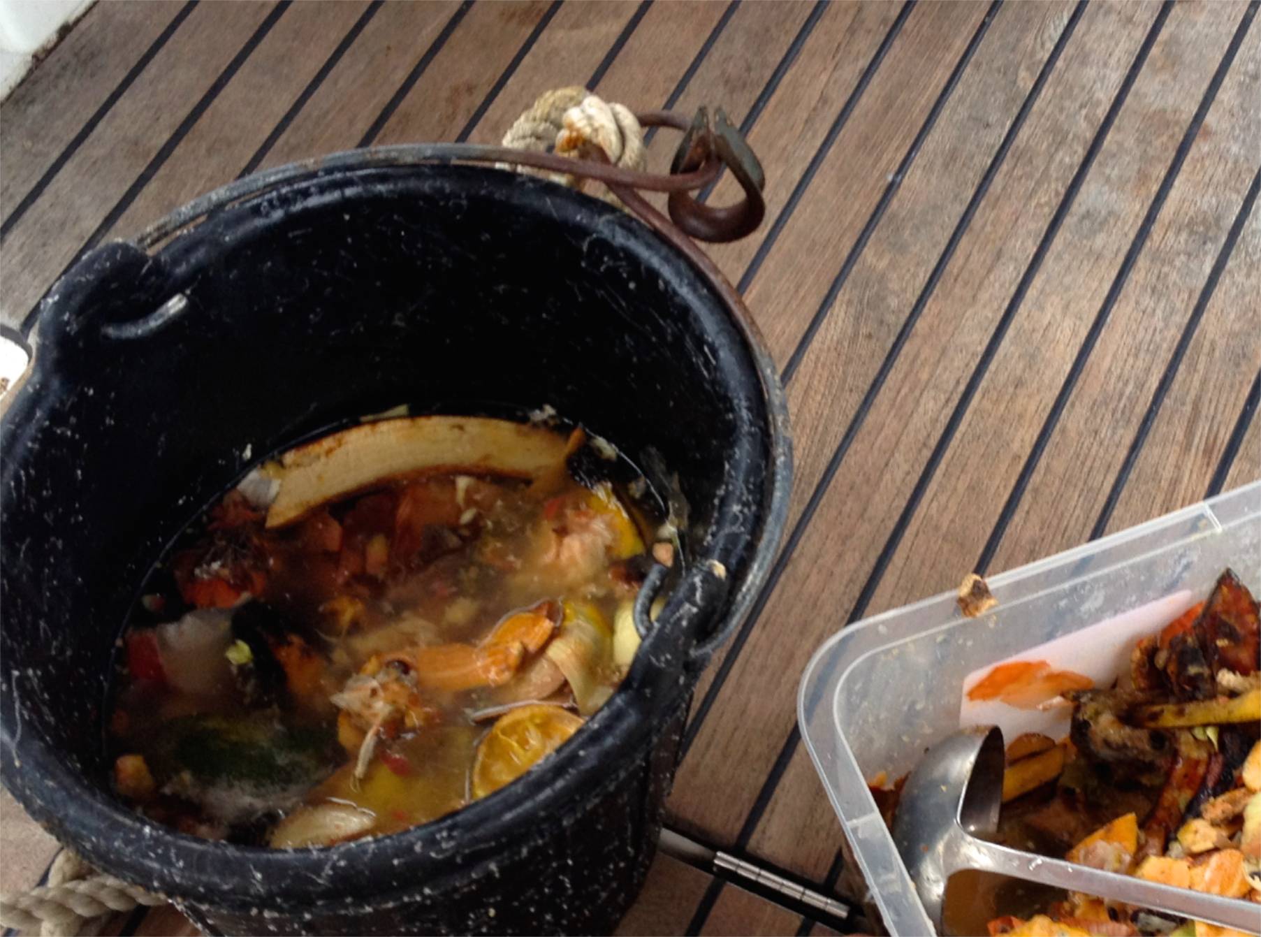 Zur Äquatortaufe auf der hapa na sasa wurde eine Suppe aus Essensabfällen angesetzt