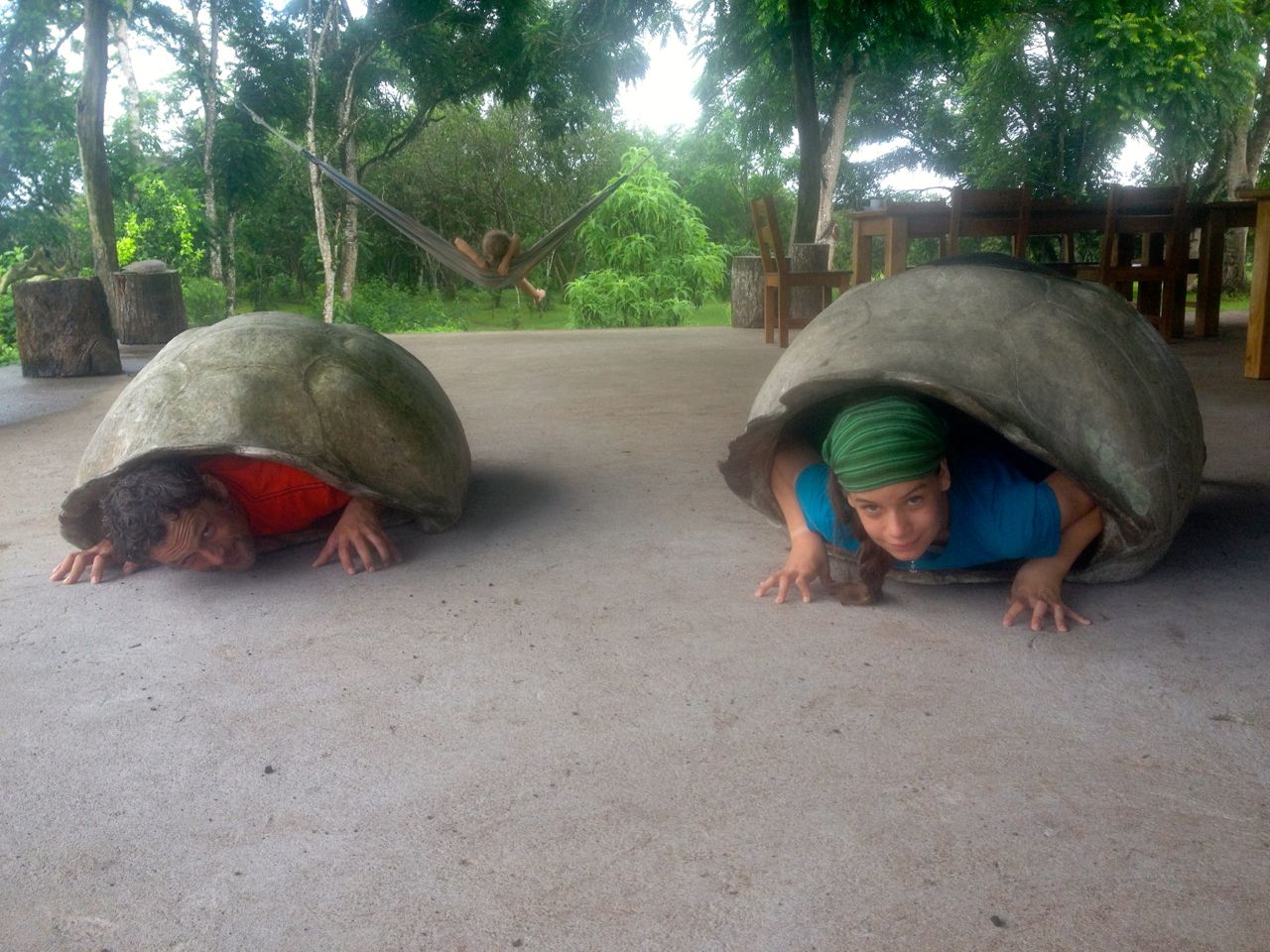 Schildkrötenwettrennen von Franka und Constantin beim Zwischenstop der hapa na sasa auf Galapagos