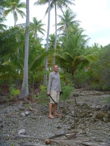 Wir arbeiten und auf Tahanea mit der Machete durch das Unterholz der Palmen