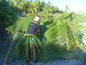 Urte unterstützt beim Bau einer kleinen Hütte aus Palmenblättern