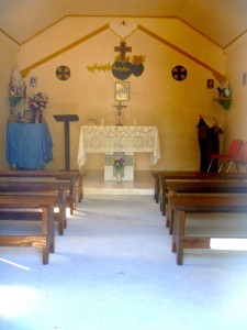 Voll eingerichtete Kirche in einem verlassenen Perlentaucerdorf auf Tahanea