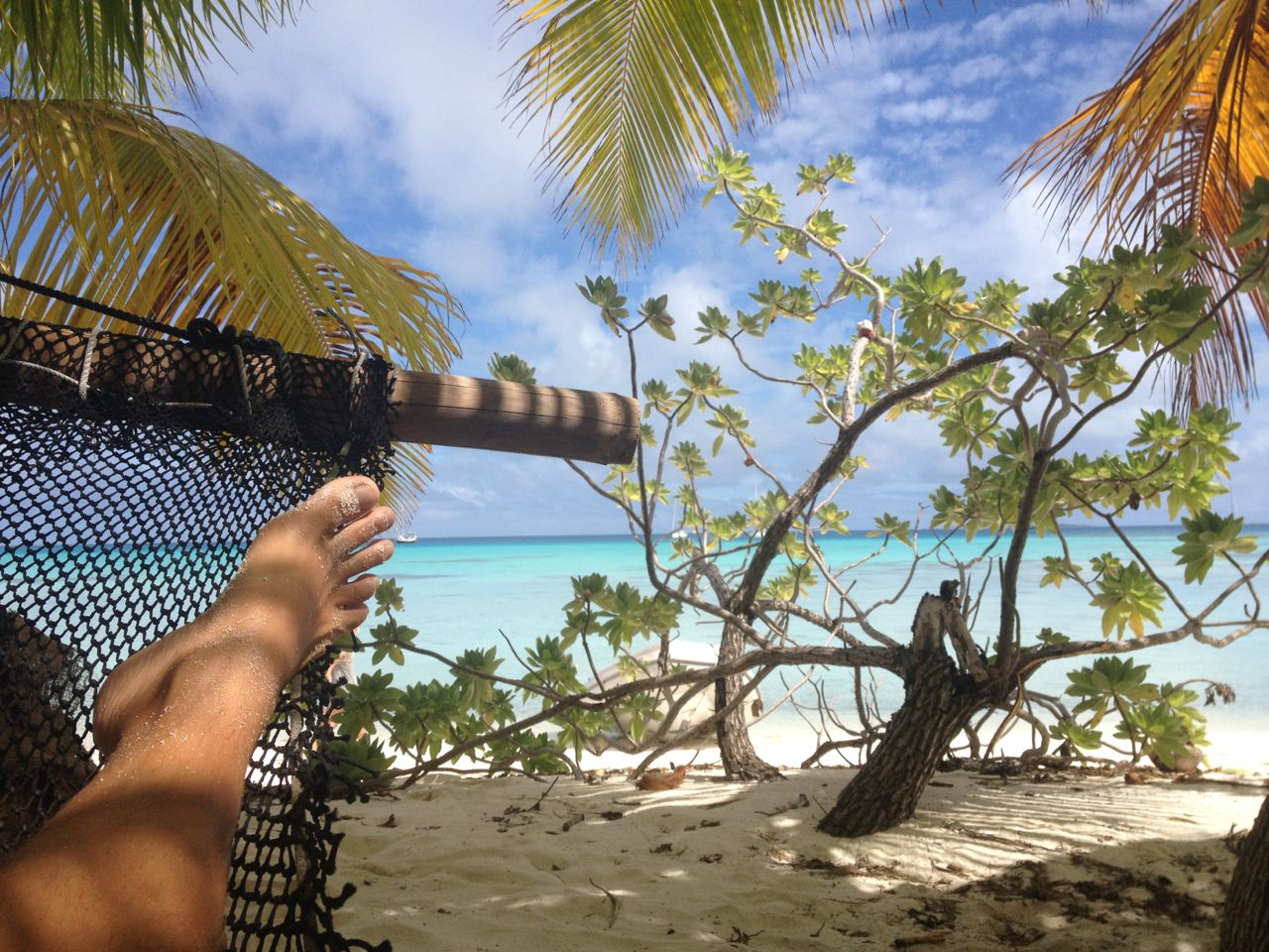 Gechillt in der Hängematte in Mopelia Französisch Polynesien