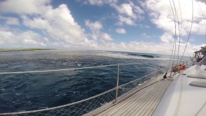 Die Einfart ist gefunden, die Welle am Riff von Mopelia ist minimal.