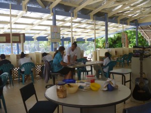 Kinder in der Schule von Palmerston Island in der Mitte vom Südpazifik