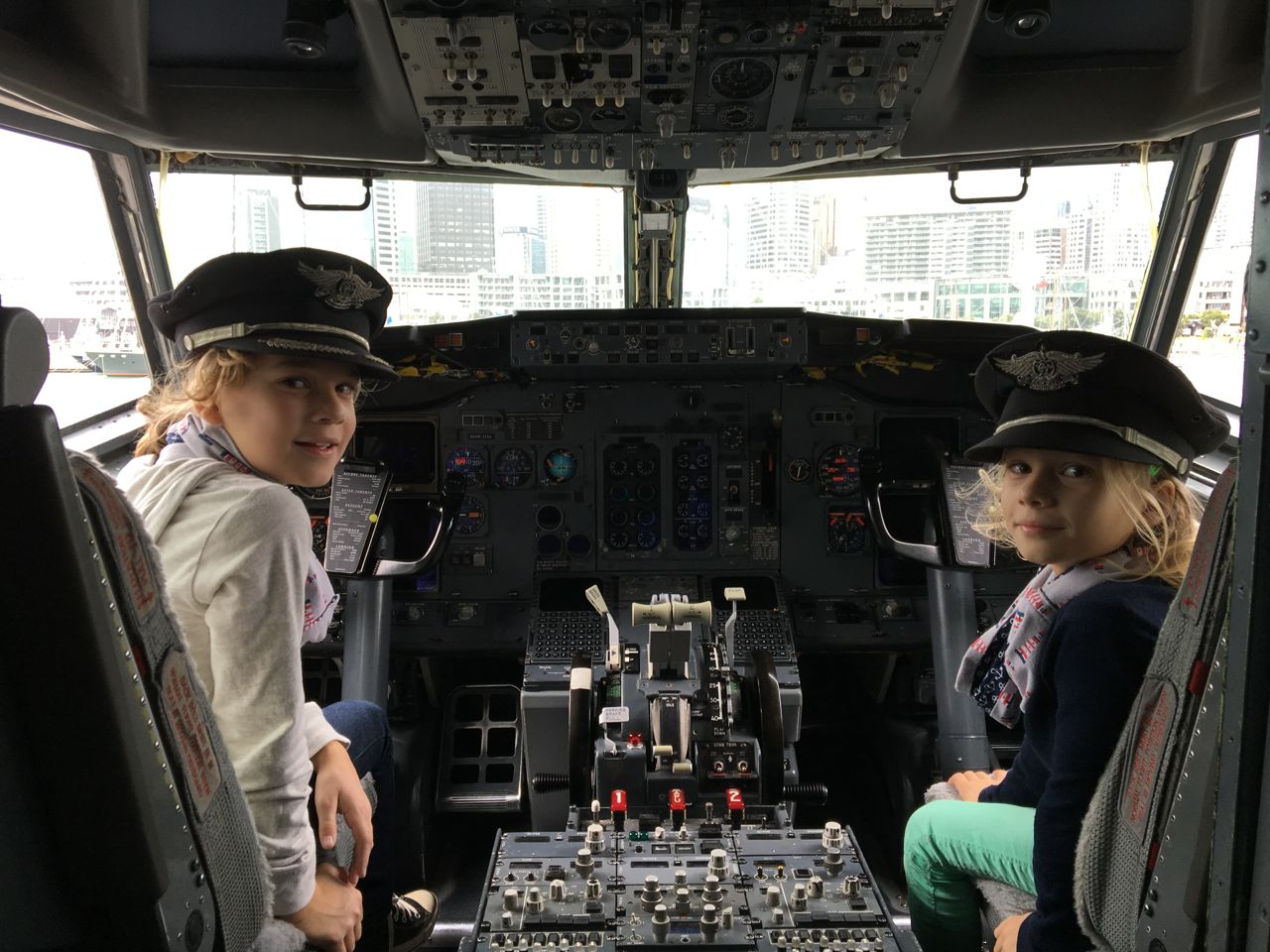 Louisa und Paula im Cockpit