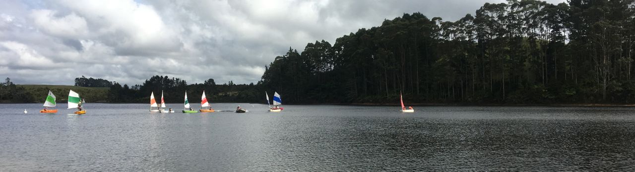 Buntes Optitreiben auf einem See in der Nähe von Paihia Neuseeland