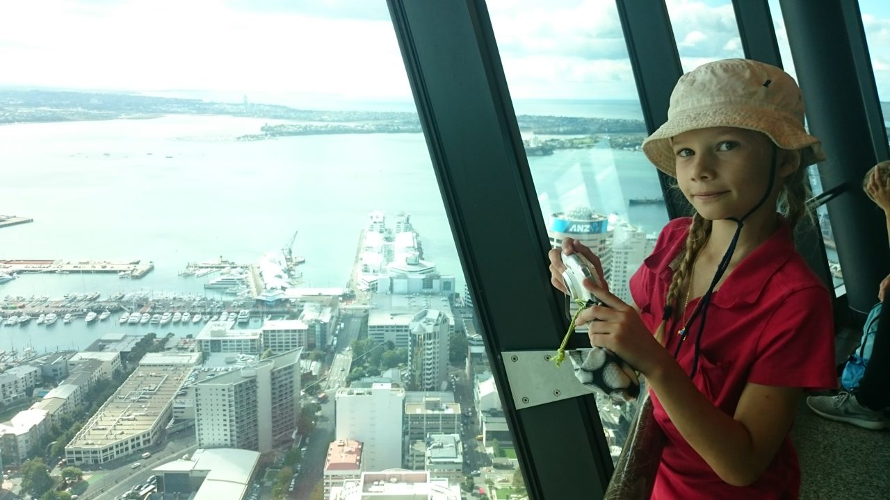 Paula fotografiert mit ihrem Geburtstagsgeschenk auf dem Skytower