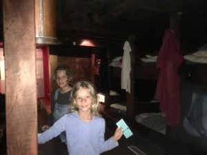 Paula und Louisa mit Originalfahrkarte im Bauch eines Einwandererschiffes