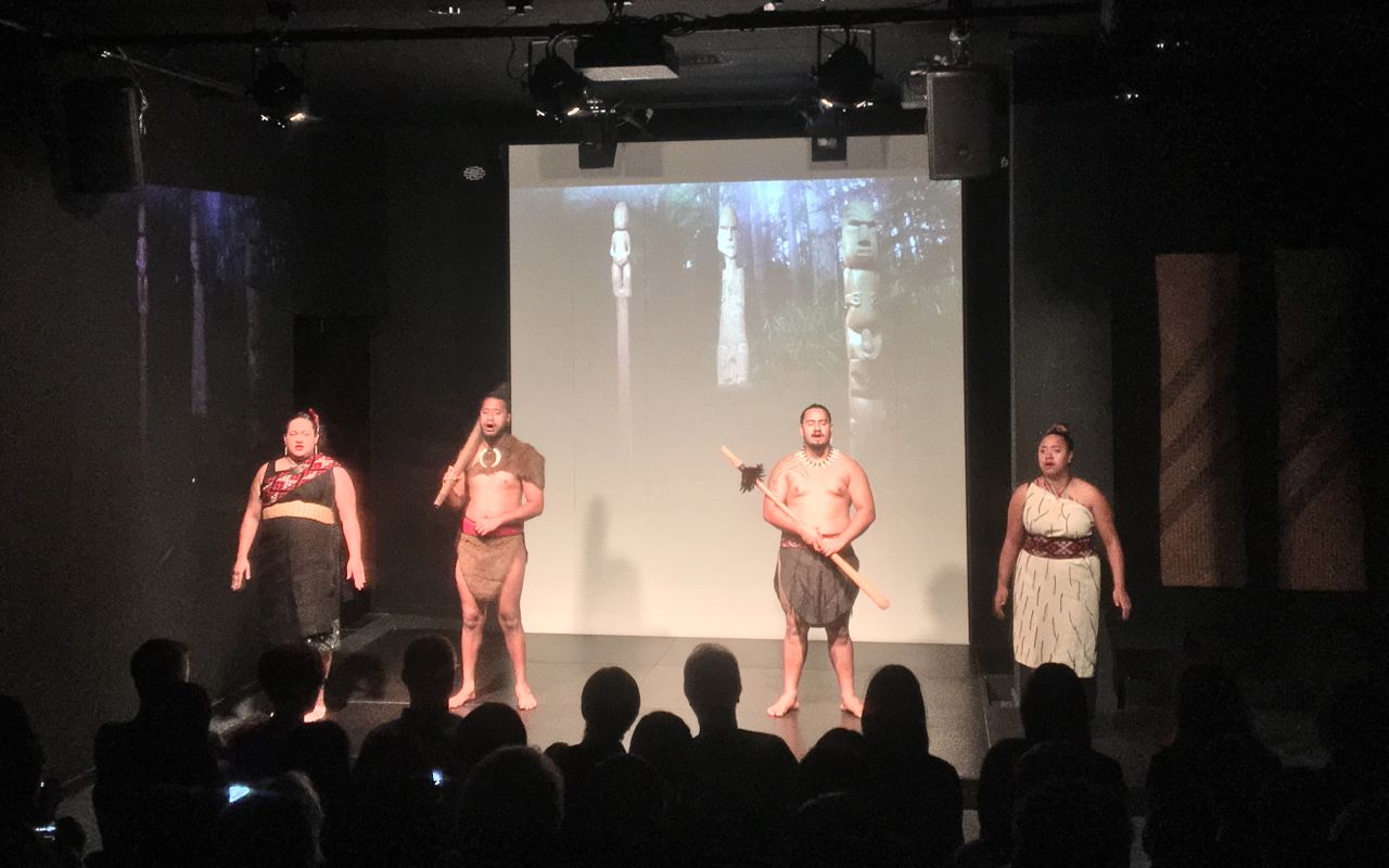 Vorführung einer Maorigruppe