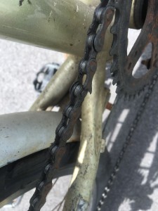 Diese Fahrradkette hängt am seidenen Faden