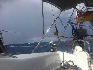 Der obere Teil eines Regenbogens auf der Überfahrt nach Fiji