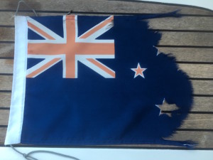 Die Reste der neuseeländischen Gastlandflagge der hapa na sasa