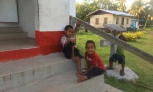 Auch diese zwei Jungs begutachten die Neuen vor der Kirche in Komo
