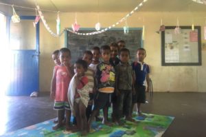 Die Kindergartengruppe auf Komo in Fidschi
