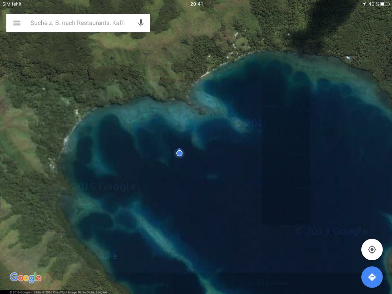 In Google Maps erkennt man gut das Riff zwischen den zwei möglichen Ankerplätzen.