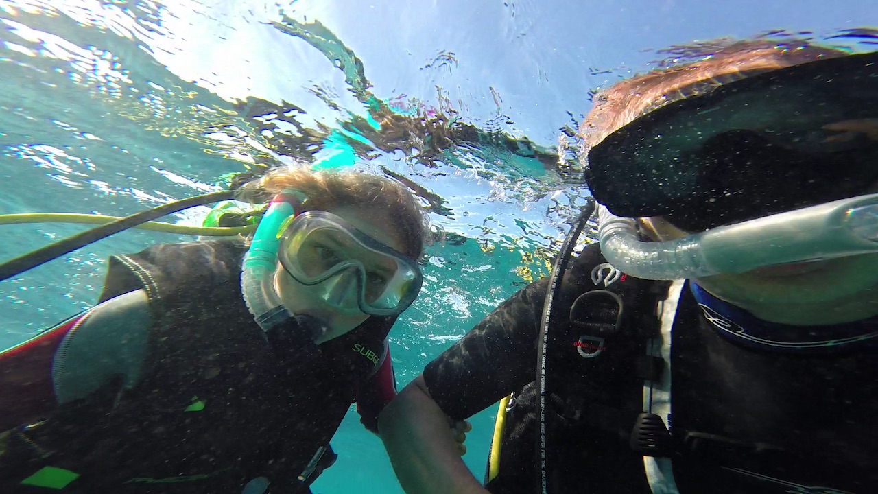 Louisa und Constantin am Rainbow Reef in Fiji