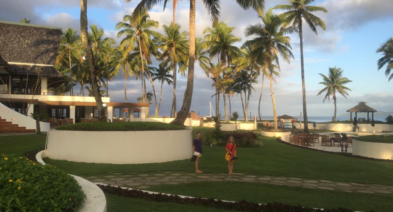 Die Kids geniessen das Pearl Resort in Fidschi