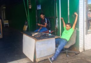 Ein Schuster in Suva Fidschi macht gerade ein Päusschen