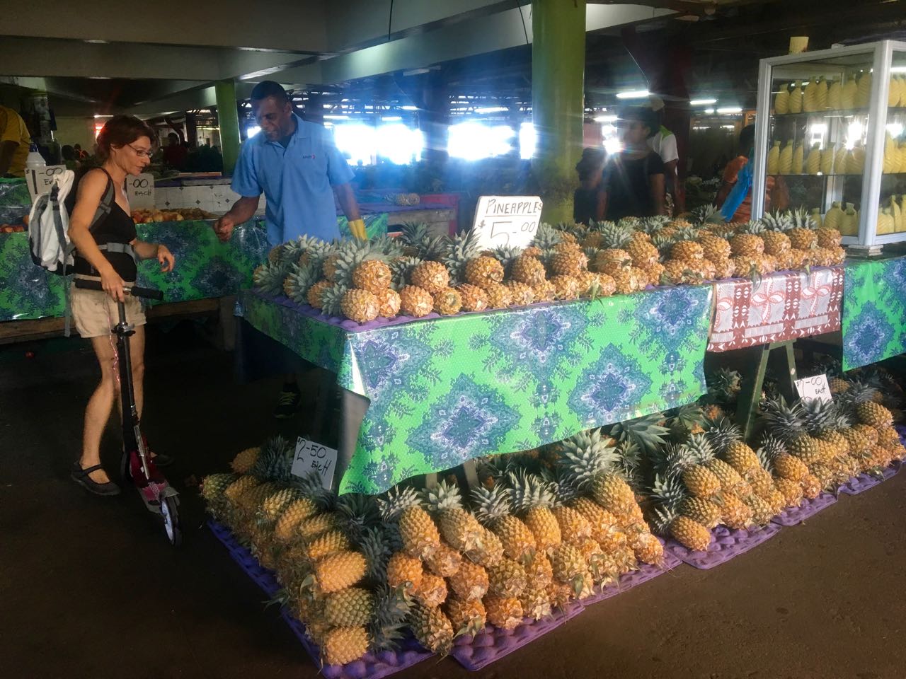 Lecker Ananas auf dem Obst- und Gemüsemarkt in Fidschi