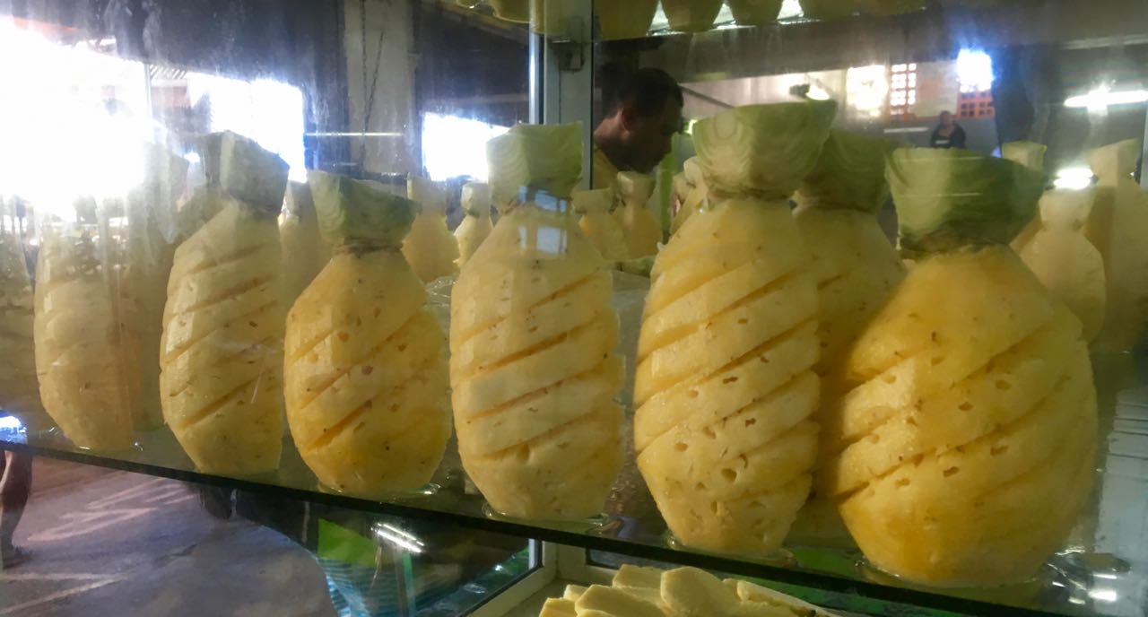 Ananas mundgerecht geschnitten und verziert.