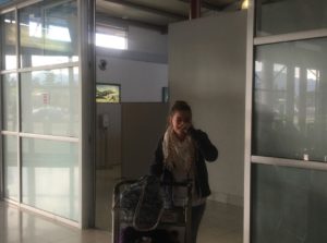 Franka am Flughafen in Noumea, die Crew der hapa na sasa ist wieder vollständig
