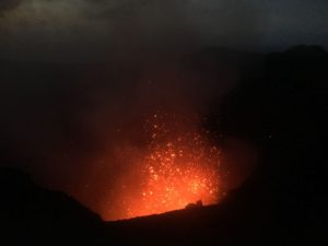 Eine der zahlreichen Eruptionen des Mount Yasur auf Tanna in Vanuatu