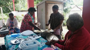 Die Frauen auf Epi bei der Vorbereitung eines Charity Dinners