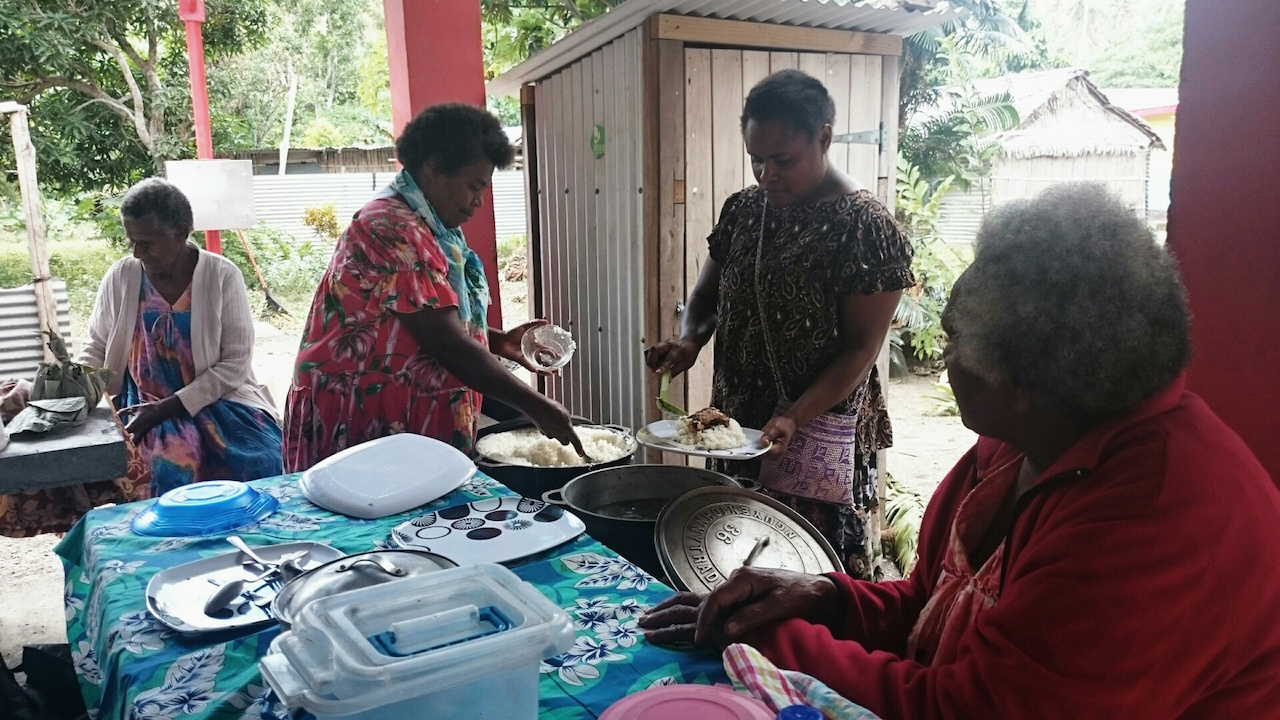 Die Frauen auf Epi bei der Vorbereitung eines Charity Lunchs
