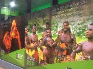 Die lokalen Banken in Vanuatu binden die Bewohner geschickt in ihre Webekampagen ein.