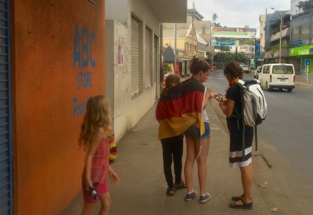 Entäuschte deutsche Fans nach dem EM Spiel der Detuschen in Port Vila Vanuatu