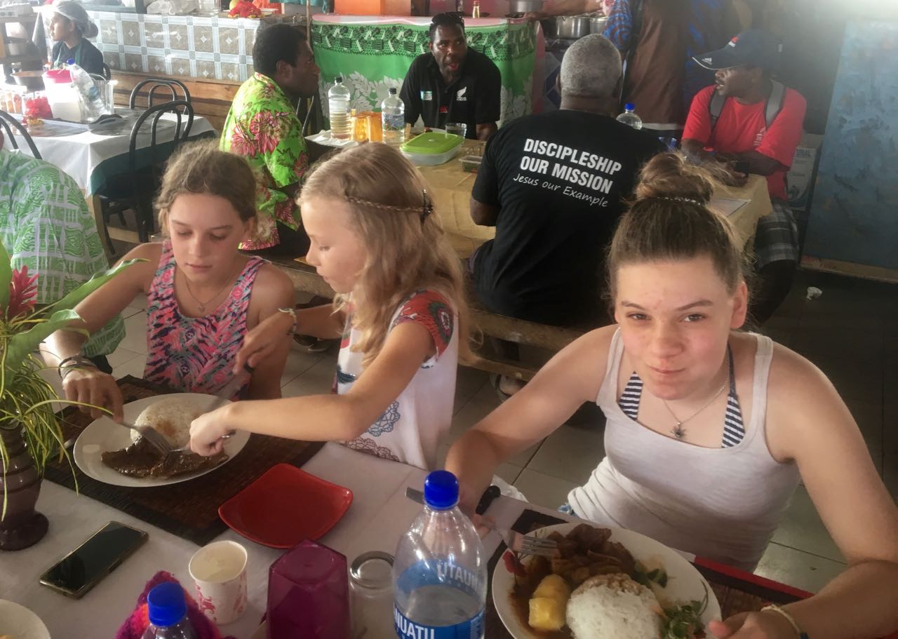 Mittag essen auf dem lokalen Markt in Port Vila Vanuatu