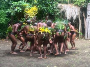 Die Tänze sind of in geschlossenen Kreisformationen auf Ambrym Vanuatu