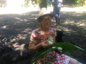 Die Ehefrau beim lecker essen auf Ambrym Vanuatu