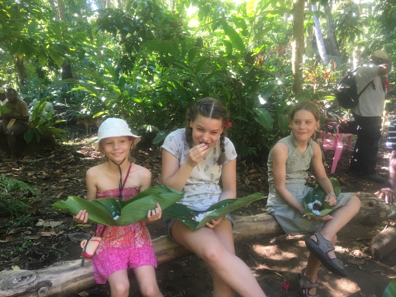 Den Mädels der hapa na sasa schmeckt es auf Ambrym in Vanuatu hervorragend